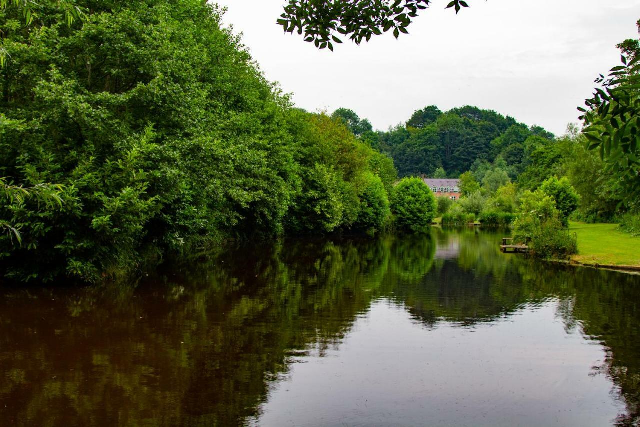 Lloyds Meadow Glamping Hotel Chester Exterior photo